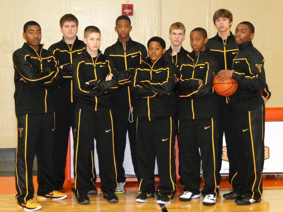 SeanWoodruff's tweet photo. This was the sharpest dressed 7/8th grade team in the country in their Kobe warmups. #RIPMamba https://t.co/ywMTHo1pcW