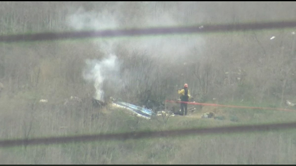 ABC7Chicago's tweet photo. LATEST: Kobe Bryant, daughter among 9 killed in helicopter crash in California: Los Angeles Sheriff https://t.co/117uni3r2K https://t.co/fBkXAfsBlE