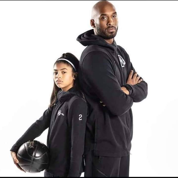 ser_rocha's tweet photo. Kobe Bryant, um dos maiores nomes da história da NBA e do Los Angeles Lakers, morreu na tarde deste domingo, (26) aos 41 anos de idade e sua filha Gianna, de 13 anos de idade em um acidente de helicóptero na cidade de Calabasas, Califórnia. https://t.co/2lQoFdj0C2