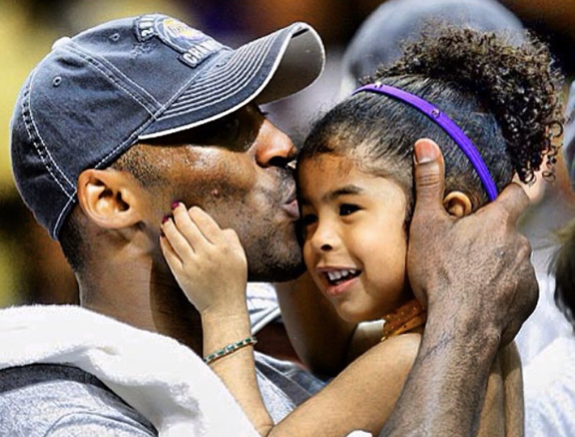 JaleeseUna's tweet photo. This is an unimaginable, tragic and sad day. Rest in paradise Kobe and Gianna and to the other victims of the helicopter crash today. Please keep Vanessa and the entire Bryant family in your prayers. Please keep the families of the other victims in your prayers also. 🏀💔🙏🏽 https://t.co/8Rf1eqnWdS