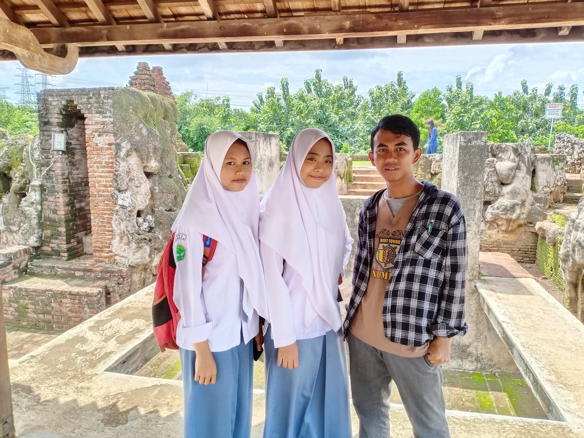 najmideas's tweet photo. Tugas gan di Goa Sunyaragi... Nyari berita alhamdulillah ketemu pengunjung baik mau diwawancara tapi ulang mulu... Malu soalnya ktnya muka gw lucu  @FiersaBesari Masih pantes Kan Mahasiswa sm anak SMA?
#halubikincandu #MambaMentality https://t.co/XjAlrxETX3