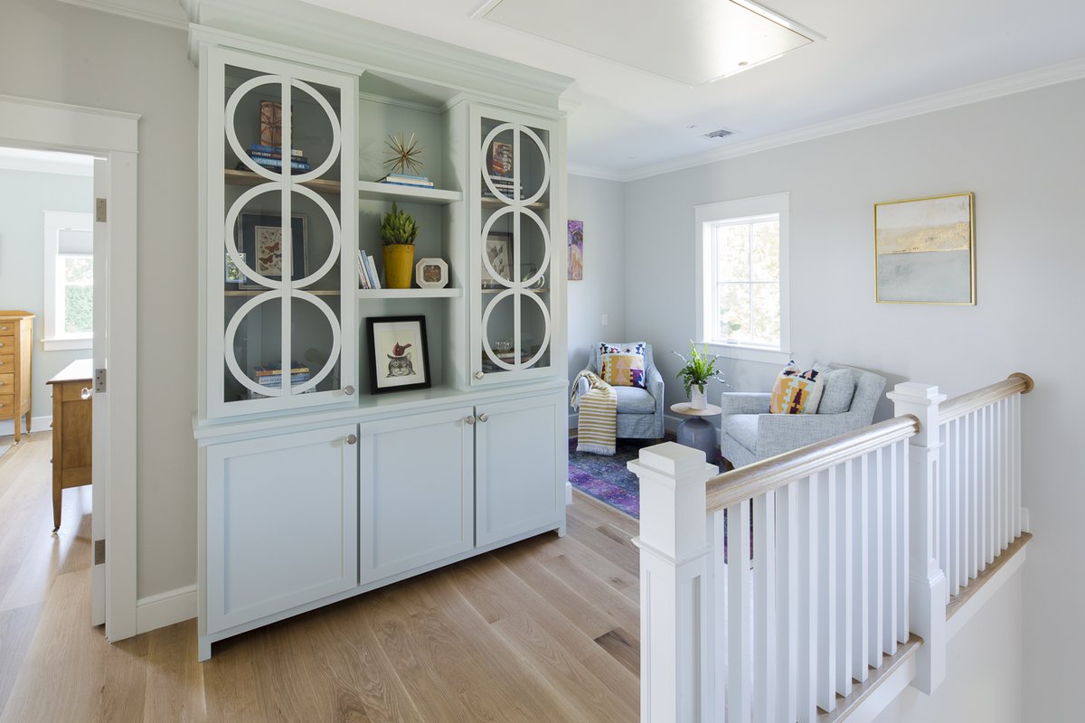 ThisOldHouse's tweet photo. #TOHWesterly: We love this custom cabinet by Riley and Peter of #SweenorBuilders! The color is Wedgewood Blue by @benjaminmoore
Hardwood Flooring: @bairdbrothers
Wall art: @AvondaleArts https://t.co/eP0zWDVDwR