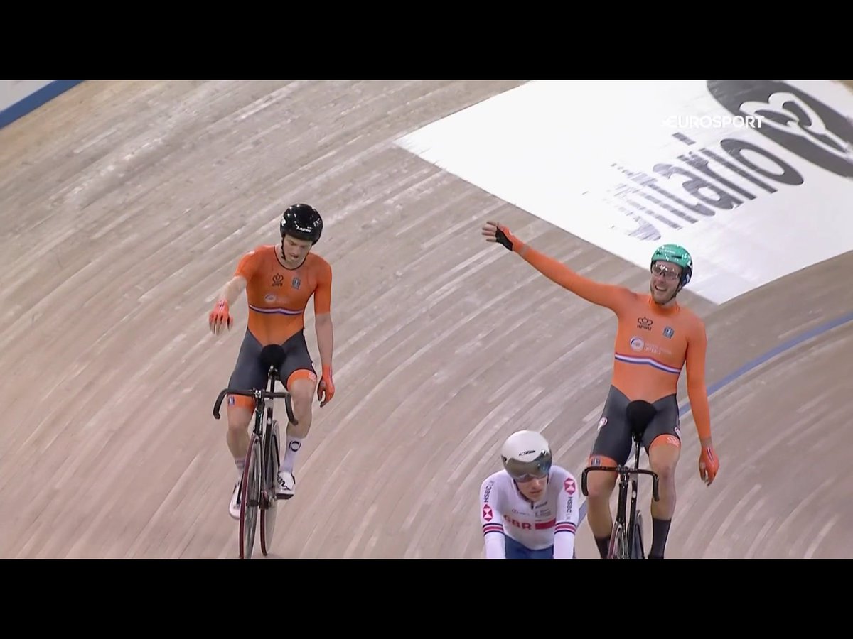 JohndenBraber's tweet photo. Ondertussen winnen @yoerihavik en Jan Willem van Schip na een dijk van een race de koppelkoers tijdens de wereldbeker in het Canadese Milton. 👍 #wctrack #eurosportplayer https://t.co/GdoQIeeUrF