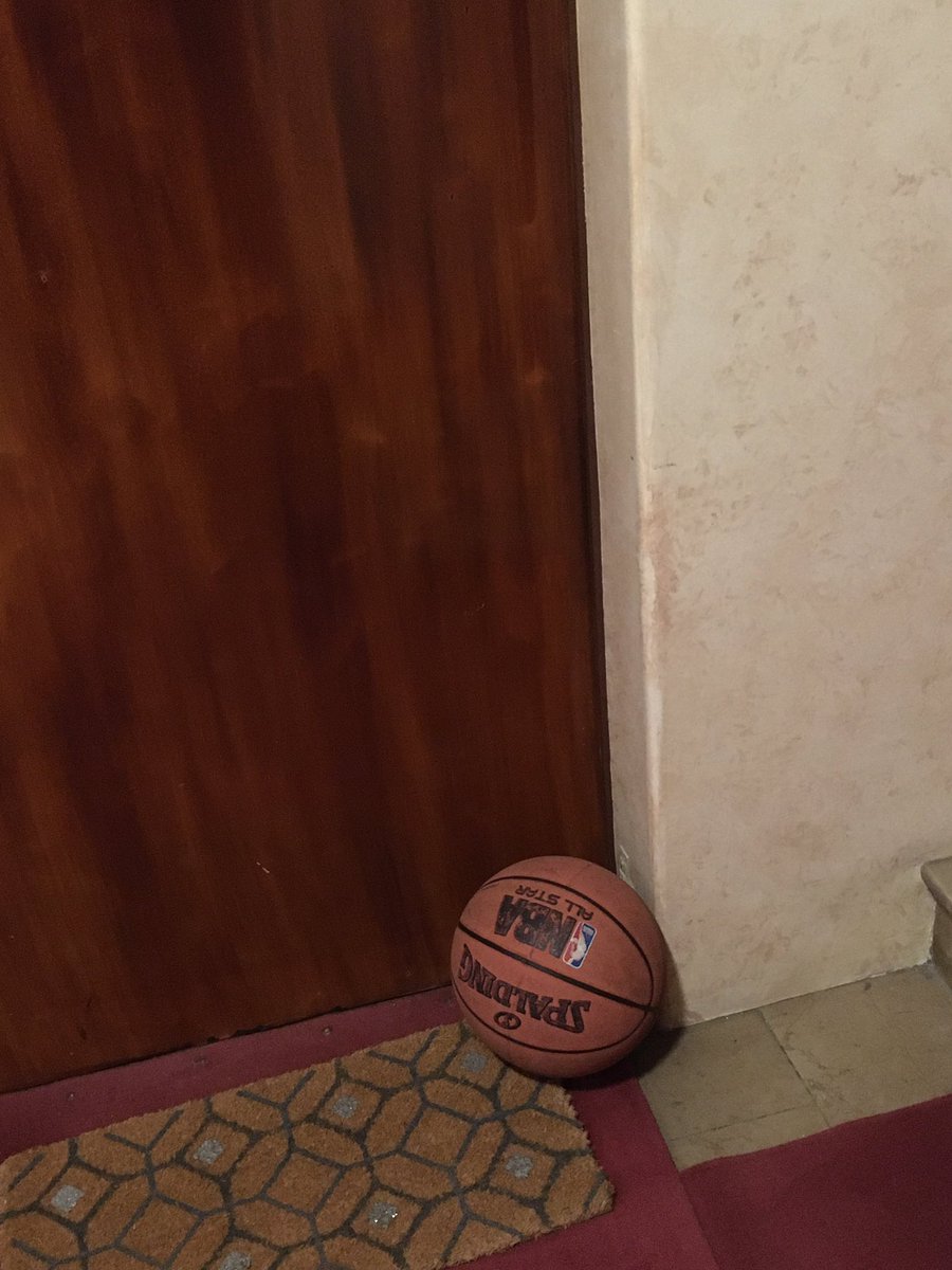 khemonB's tweet photo. Let’s all put a basketball outside in tribute to the great @kobebryant #KobeByrant #RIPMamba #KobeBryantRIP #nba #loveFromParis https://t.co/1yDG2KQ1KJ
