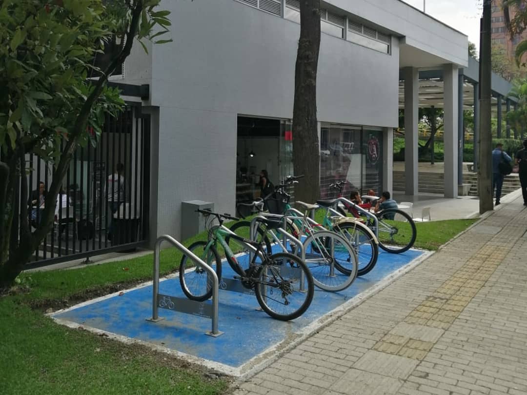 bicitertulia's tweet photo. Nos encanta que Medellín además de tener más lugares seguros para nosotros y nuestras bicicletas, tenga mayor uso y apropiación de éstos 🚲🚴‍♀️🚴

@bppiloto ¡Nos encanta este espacio! 👏🏾💥 Gracias por hacer de la biblioteca, un lugar biciamigable 🚴‍♀️📚

#BiciAmigos #CiudadAlPedal https://t.co/mjeKTCTsNm
