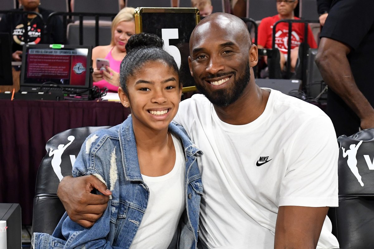 parallelecinico's tweet photo. Kobe Bryant e la sua piccola Gianna (soprannominata "Gigi"), 13 anni, stavano andando ad un allenamento della squadra della figlia.
"Mi hanno sempre chiesto se desiderassi un figlio maschio che potesse portare avanti la mia eredità. Ma io ho mia figlia Gigi che lo farà" https://t.co/3gEx8b7jOf