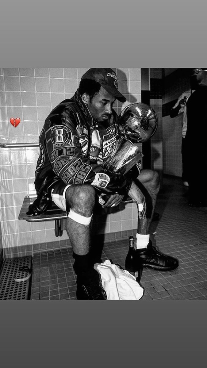 Jxll21's tweet photo. From watching games to reading his book there’s no doubt he’s left a piece of him within us. His inspiration runs on and off the court and definitely became someone I’ve idolized b/c of his seriousness in craft and how I play the game🏀. 
RIP💔 #MambaOut #MambaMentalityForever https://t.co/WemCA4snYe
