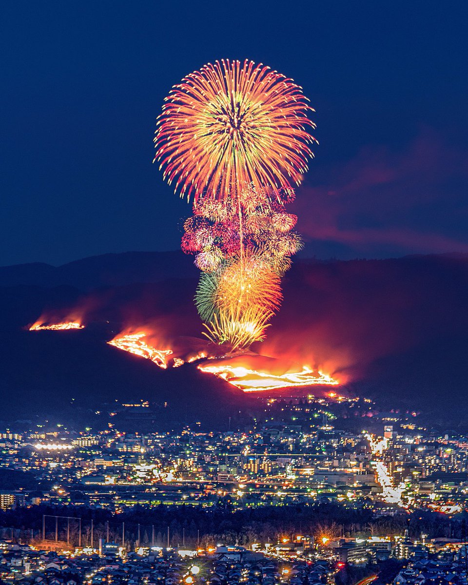 butanuki310's tweet photo. 今年は遠くから街の夜景と一緒に楽しみました

#若草山山焼き https://t.co/4yRvTDUUPh