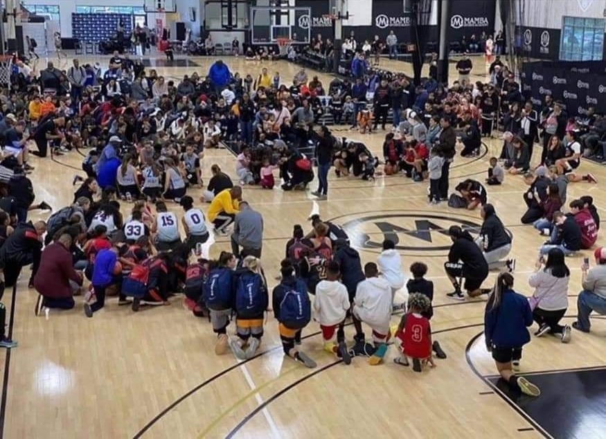 These are the kids that were waiting for Kobe at his basketball camp with Gianna. They were told to kneel and pray. Everyone's in tears. 💔