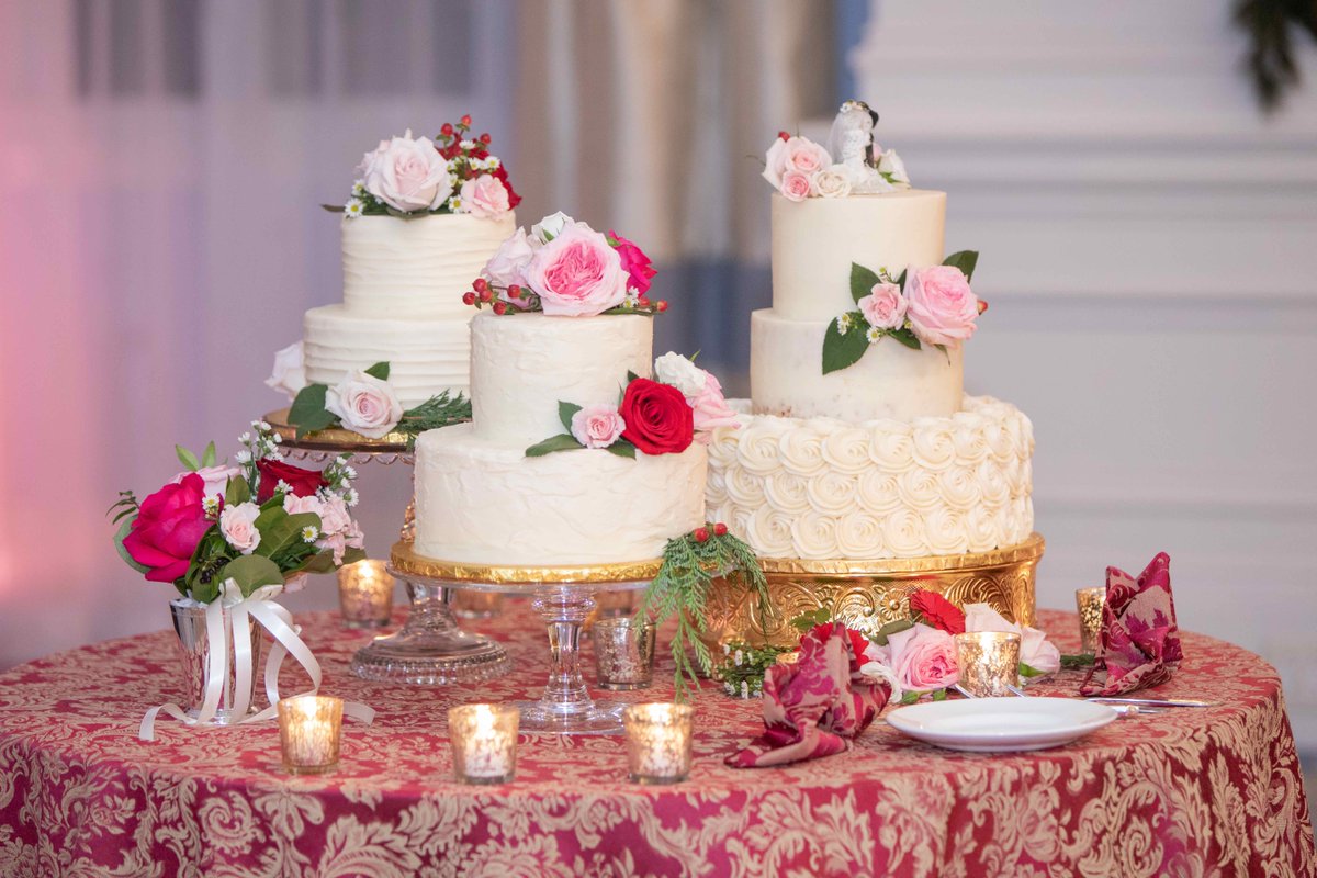 "Love many things, for therein lies the true strength, and whosoever loves much performs much, and can accomplish much, and what is done in love is done well." — Vincent Van Gogh #eventsatcolumbiaclub #heavenlysweets_noblesville #lgilinens #theemptyvaseindy #carpenter_photo
