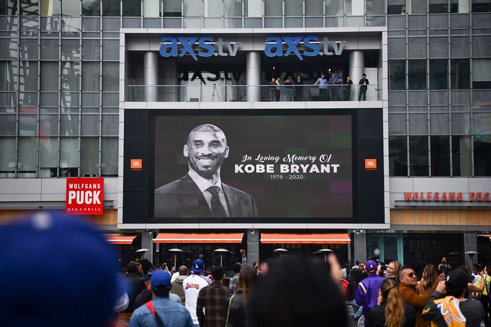 ABSCBNNews's tweet photo. LOOK: Fans mourn the loss of NBA legend Kobe Bryant outside of the Staples Center in Los Angeles. Harrison Hill-USA Today via Reuters #RIPMamba https://t.co/h0FTSecoUX