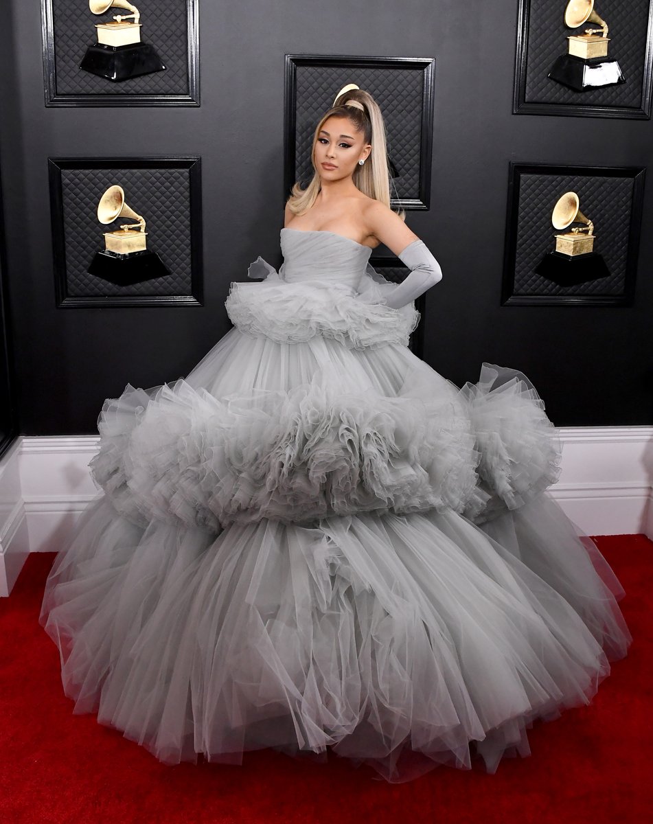A perfeiçãooo, meu pai! #ArianaGrande já chegou no #GRAMMYs e nós estamos cho-ca-das! 😍 (Fotos: Getty Images)