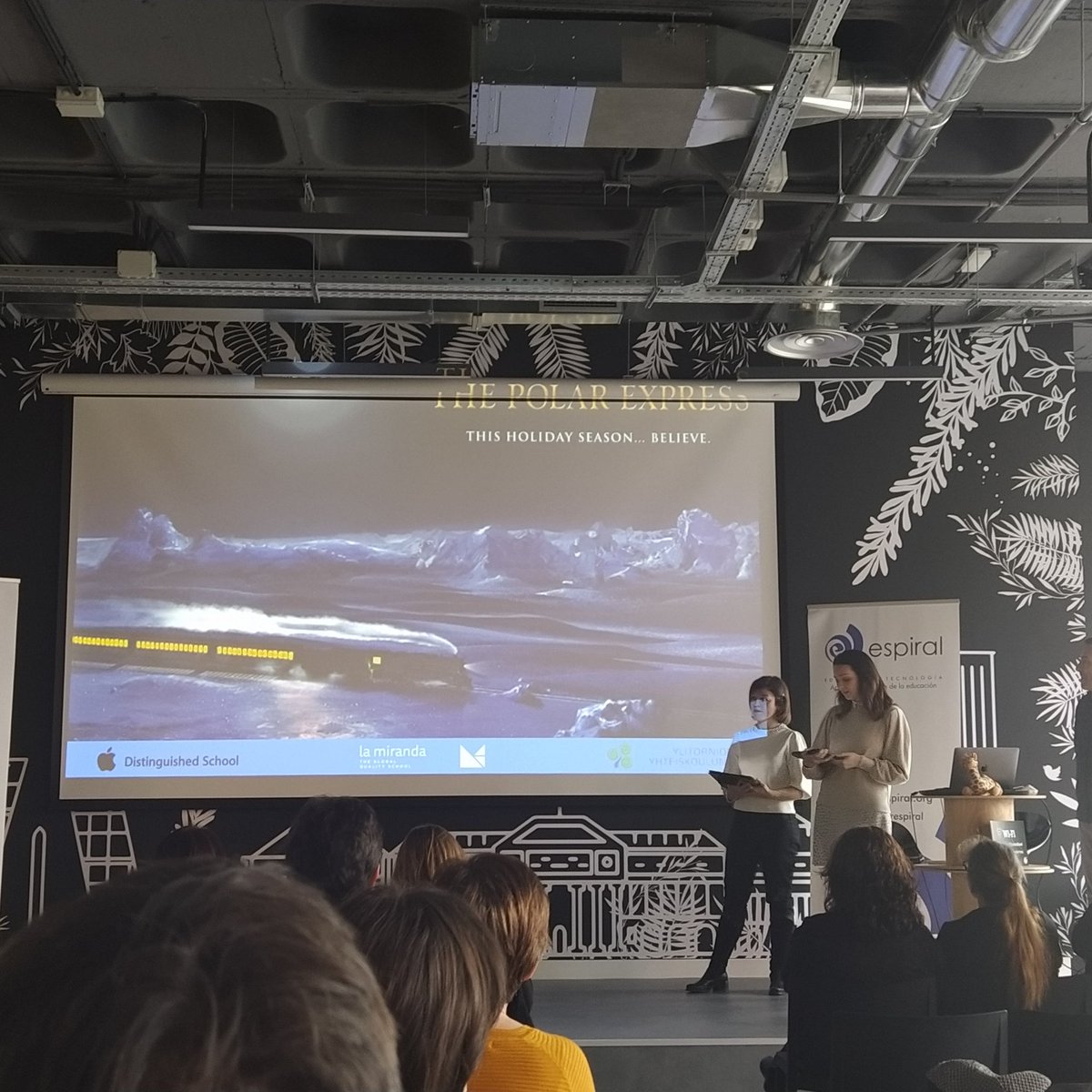 FranOrosia's tweet photo. El proyecto que me enamoró por mi cercanía de aula fue #DigitalPenPal de @LaMirandaSchool @theLOOKes @EliBeli y @lbeniteztweets
un proyecto que une digitalmente dos realidades distintas Barcelona y Finlandia en un viaje, en un #ABP genial #PolarExpress https://t.co/8OtiLLDUF5