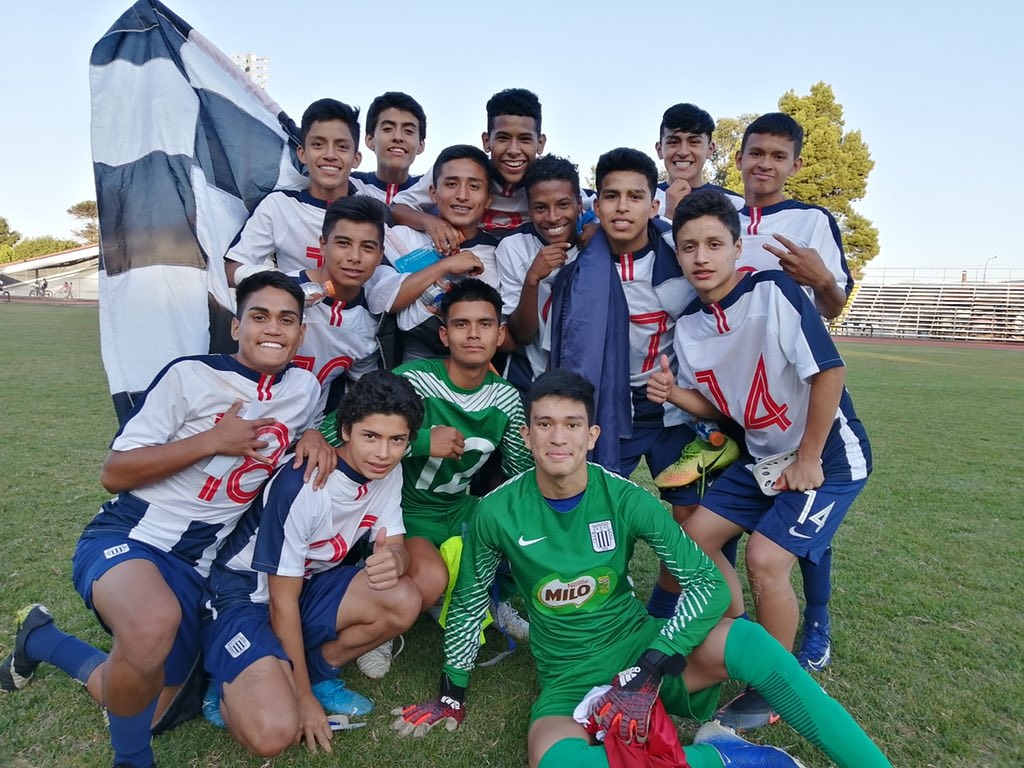 sportimba's tweet photo. 🔥FINAL Y A DAR LA VUELTA🔥 La sub-15 de #AlianzaLima venció por 5-4 en penales a #Peñarol, haciéndose de la #CopaAustral, disputada en #Chile. En reglamentario: 2-2. https://t.co/9hgEFV4pZ9