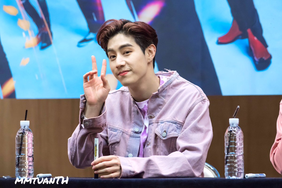 mmtuanTH's tweet photo. <HQ> 190531 - Yeongdeungpo Fansign
@mtuan93 miss you so bad. Can’t wait to see you in Thailand 🐰🥺
#Mark #GOT7 #마크 #갓세븐
#GOT7_SPINNINGTOP 
#GOT7_ECLIPSE
#GOT7_KEEPSPINNING https://t.co/iGK5EMQgGg