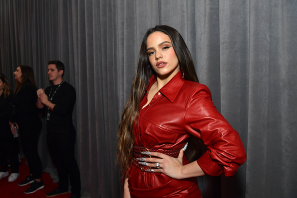 FandomRosalia's tweet photo. Rosalia llega a la Red Carpet de los #GRAMMYs con un increíble look rojo y sus espectaculares uñas https://t.co/s4KqjyUdo9