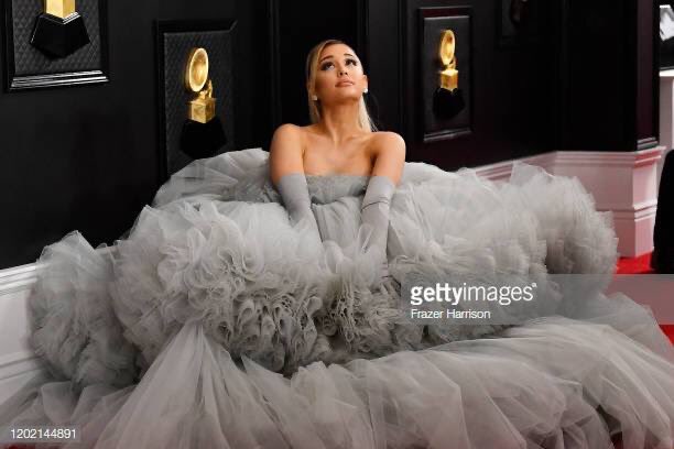 ArianatorFallen's tweet photo. Ariana Grande has snapped on the red carpet tonight and looking so gorgeous #GRAMMYs https://t.co/50QBmdZr7x