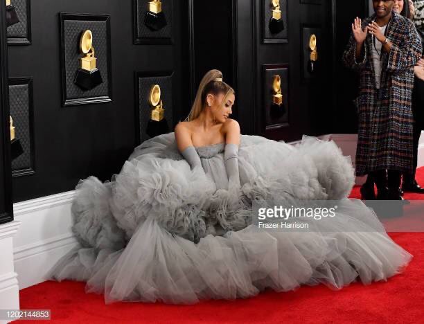 ArianatorFallen's tweet photo. Ariana Grande has snapped on the red carpet tonight and looking so gorgeous #GRAMMYs https://t.co/50QBmdZr7x