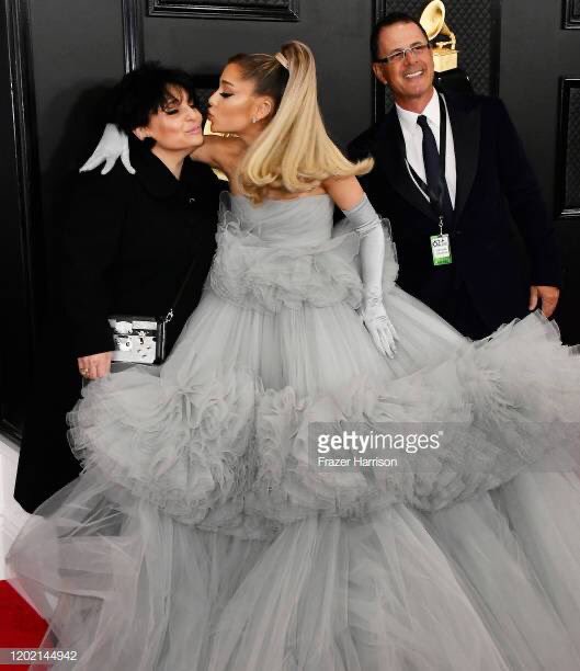 ArianatorFallen's tweet photo. Ariana with her parents on the red carpet #Grammys https://t.co/b4MBQ4QZjS