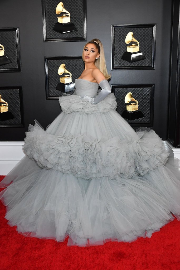 FLOOWERRY's tweet photo. God is a woman  #GRAMMYs https://t.co/vhp2xWp3ot