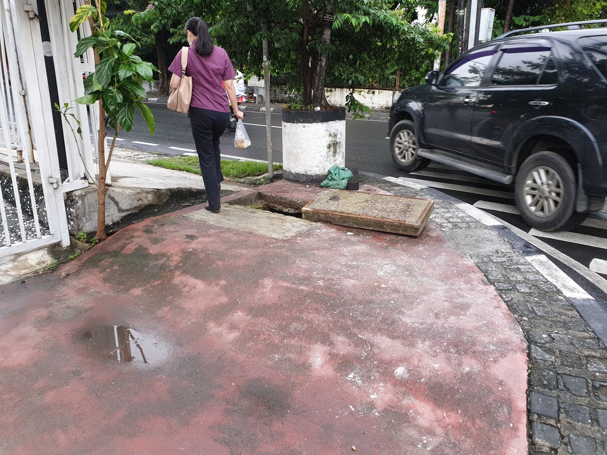 spcwrks's tweet photo. @BinaMargaDKI kalian ini bikin channel pengaduan memang orang boleh mengadukan sesuatu atau untuk lucu-lucuan aja sih? Tutup lobang aja sepertinya sulit banget sudah lebih dari 2 minggu didiamkan. @trotoarian https://t.co/nVkluExDIX