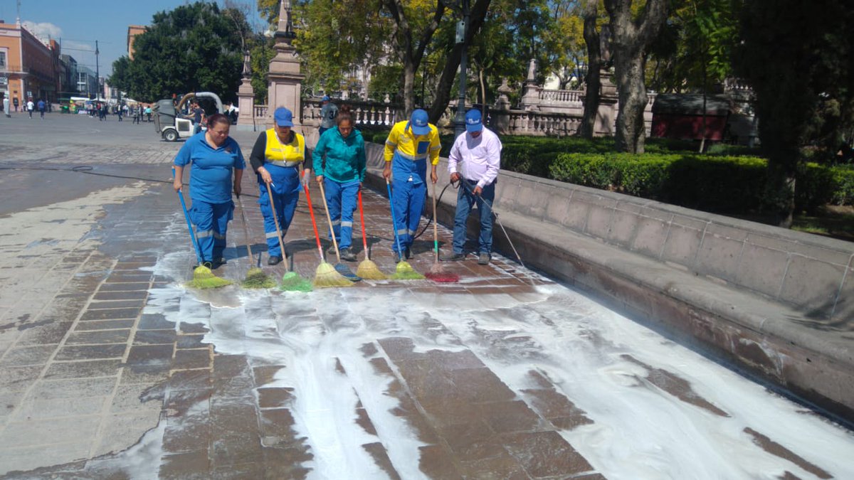 MunicipioAgs's tweet photo. Lavado en el primer cuadro de Aguascalientes, por parte de nuestros compañeros de Aseo Público.
Aguascalientes limpio es responsabilidad de todos. https://t.co/FUhLHjM3x8