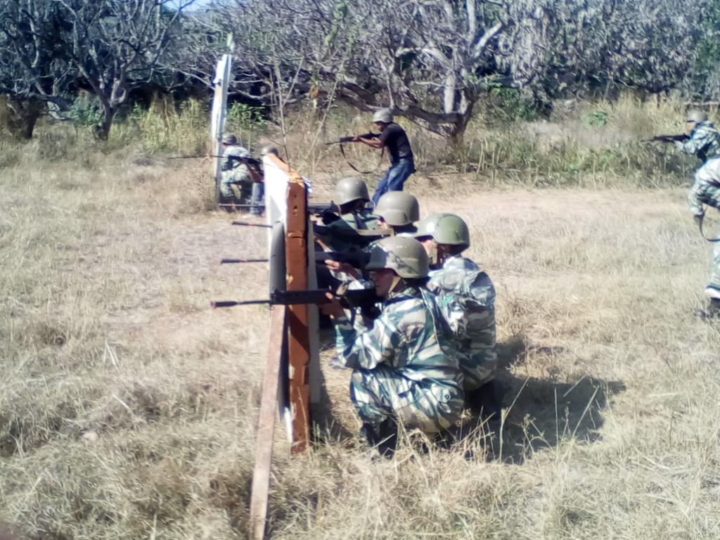 BMTEG1's tweet photo. Infantes del BMTEG "Gran Cacique Guaicaipuro" pasando Cancha de MTRR en la @DRMMREDICentral
@ADI_Tacarigua
@miliciavalencia 
@vladimirpadrino 
@CeballosIchaso 
@NicolasMaduro https://t.co/XimKEbV4yW
