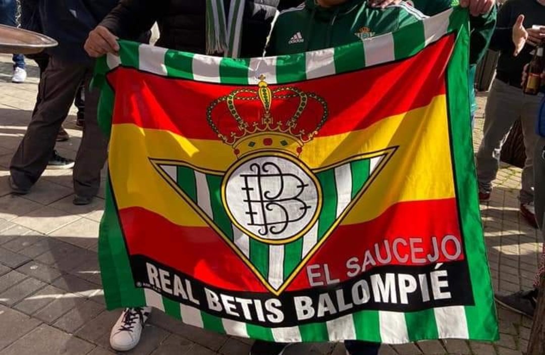 EmilioBeers's tweet photo. Hoy en Getafe, a mi padre se le ha perdido está bandera con ese rotulo, tiene mucho valor sentimental, porque le ha acompañado a todos los desplazamientos y partidos en casa desde el 2006, si alguien sabe de algo me gustaría que nos la devolvieran, darle RT por favor, Gracias. https://t.co/CDGLuYGz1T