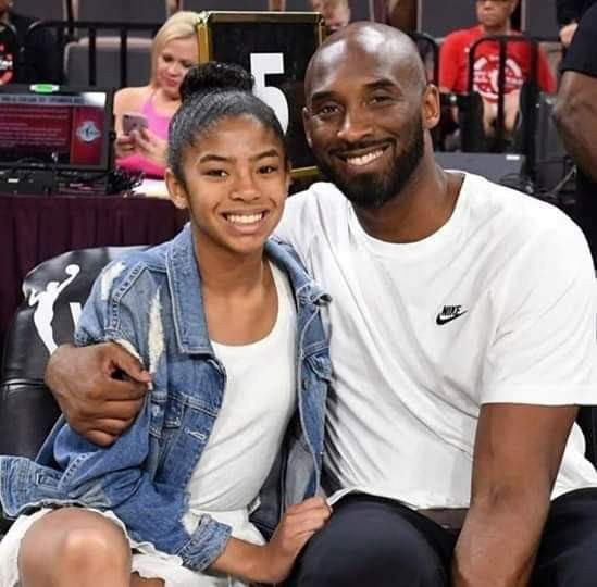 atrone3's tweet photo. Une pensée pour Kobe Bryant et sa fille et les 7 autres victimes du crash de ce hélicoptère https://t.co/SvV67SdE2O