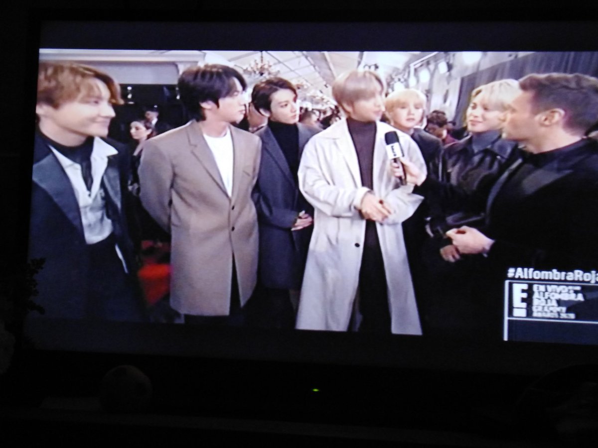 BustosMafer's tweet photo. Siento que en cualquier momento me va a dar algo 😢,   dios como pueden ser tan perfectos 💖😍😍#AlfombraRojaE https://t.co/3T7mKzZDDj