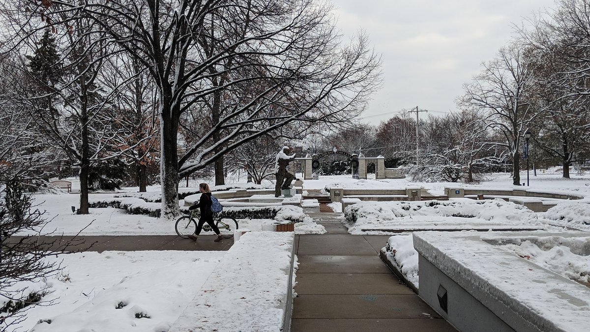 elmhurst_u's tweet image. Aaron Rochholz from US Bank will be on campus to help students understand the basics of finances on Feb. 12. He encourages students to start investing in their future and lays out some financial knowledge that a lot of students may be unaware of.