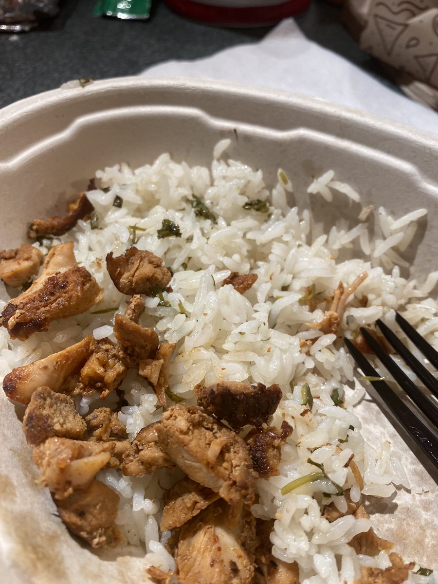 jessicayaroshyk's tweet photo. When @ChipotleTweets doesn’t put half the things you ordered on your bowl #iaskedfor4things #igot2 https://t.co/P03fMHfODR