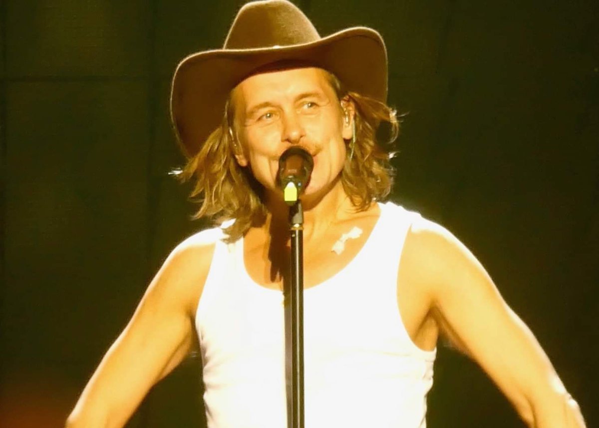 traceywray's tweet photo. Happy Birthday to this beautiful human!!❤ Have a wonderful day where ever you are Mark! ❤🤠 @OfficialMarkO #happybirthdaymark #missingyouloads xxx photo:credit to owner https://t.co/huMAI77PTA