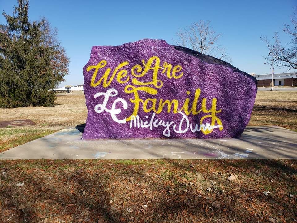 TheXRadioTN's tweet photo. Breaking News: Longtime Lawrence County High School Principal Mickey Dunn passed away earlier today after battling an extended illness.  Mr. Dunn was a 2004 inductee of the TSSAA Sports Hall of Fame, a coach, educator, and mentor to many. 💔🐾💜 https://t.co/0f6Tl43iEb
