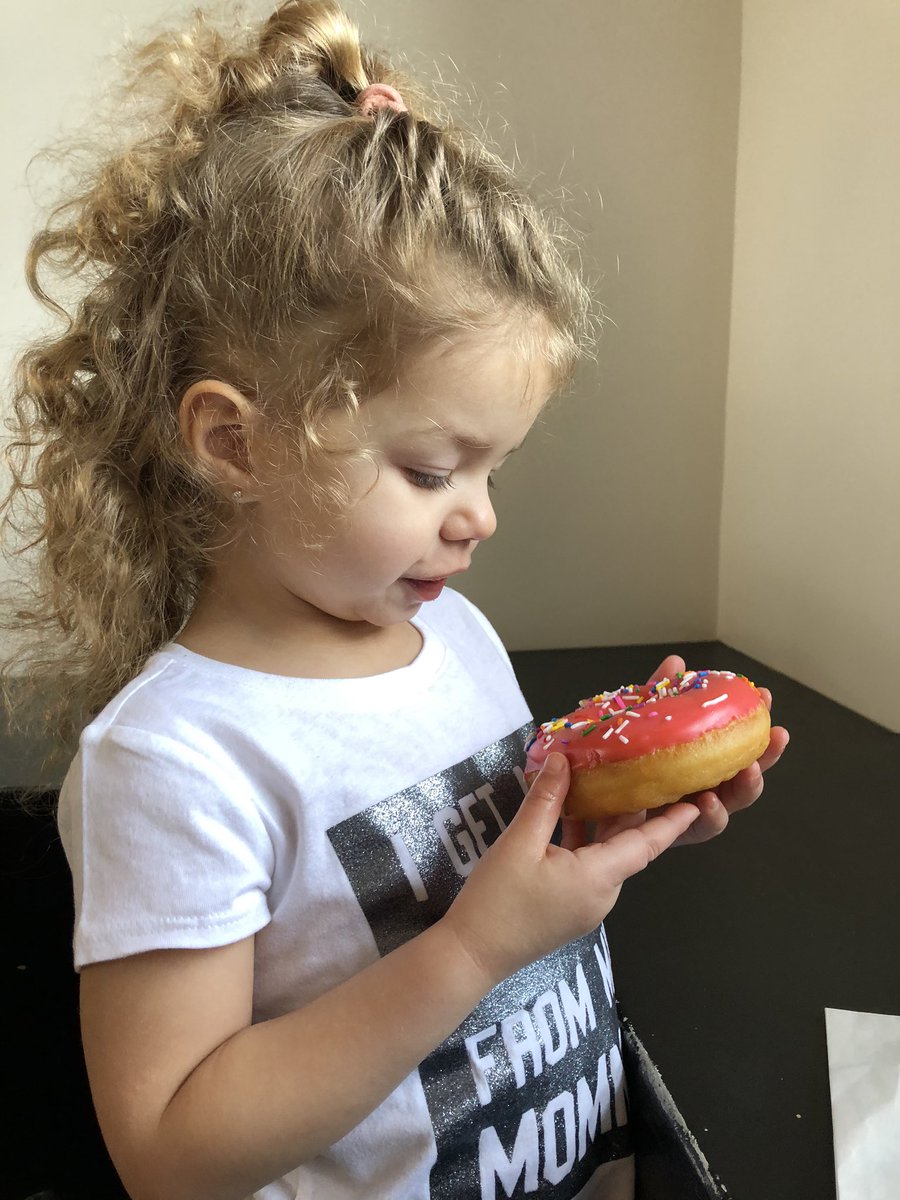 SandraLuedee's tweet photo. @VandalDoughnuts @cluedee94 someone loves your Homer donuts especially the prinkles #indieviolet #sprinkles #homerdonut https://t.co/OUrEq3ad0D