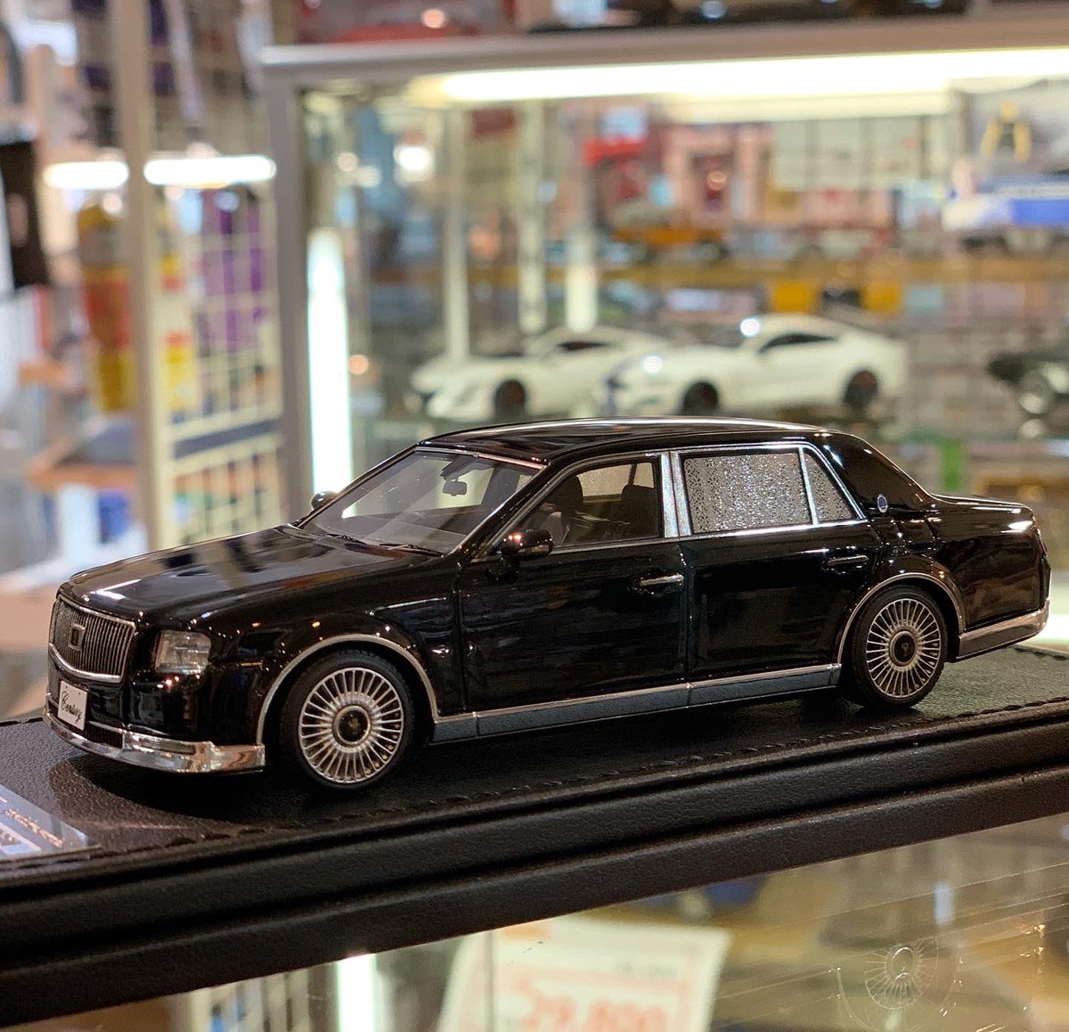 littlelegard's tweet photo. もうすっかり馴染みましたね、newセンチュリー。風格を感じます😊

ignition model 1/43 トヨタセンチュリー(UWG60) 神威　黒 ( 1/43 イグニッションモデル IG1731 )19,250円(内税)

#toyotacentury #トヨタセンチュリー #ignitionmodels #リトルレガード @ リトルレガード（Littlelegard) https://t.co/hR13epH5p8
