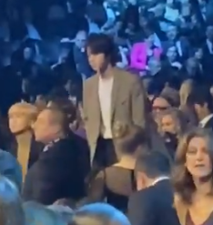 the reason jin was standing on the chair at the grammys

@BTS_twt 