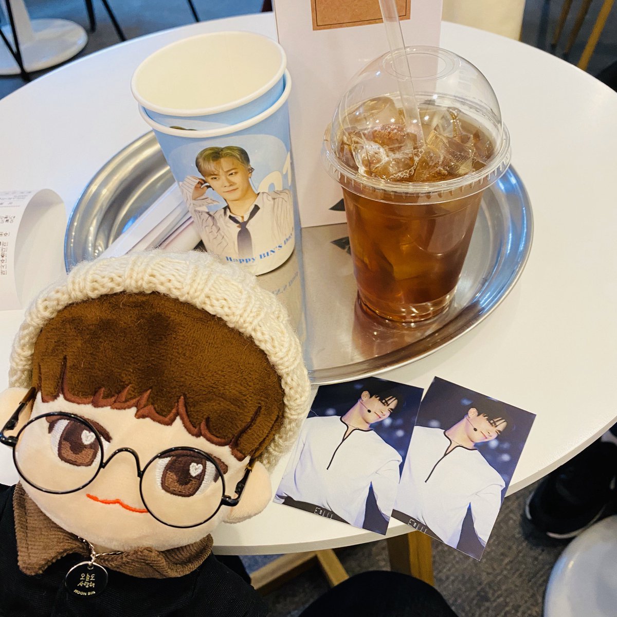 asmoon_6's tweet photo. 사진도 컵도 포스터도 선착 컵도 다 예뻤어요!!! 예쁘게 꾸며해주셔서 감사합니다☺️💜
@derMond980126
#기분이_좋은_날 #HAPPY_BINS_DAY https://t.co/d6eiTd1gTG