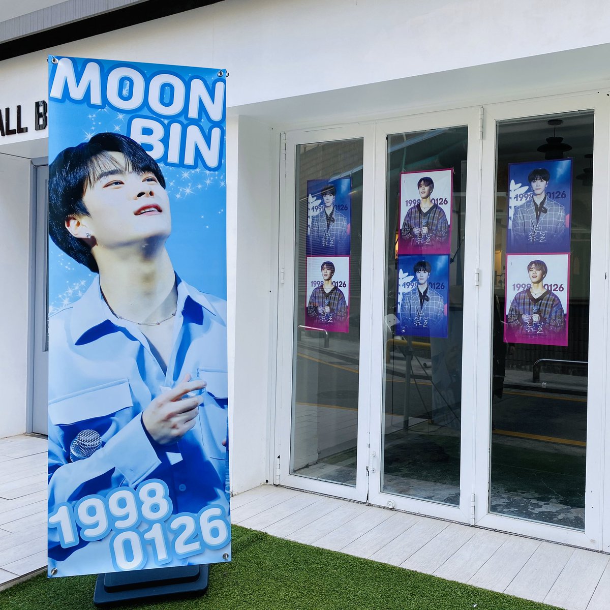 asmoon_6's tweet photo. 사진도 컵도 포스터도 선착 컵도 다 예뻤어요!!! 예쁘게 꾸며해주셔서 감사합니다☺️💜
@derMond980126
#기분이_좋은_날 #HAPPY_BINS_DAY https://t.co/d6eiTd1gTG