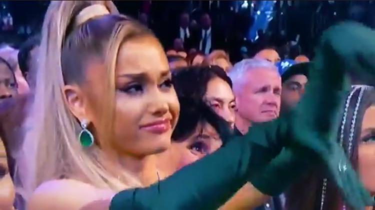 Gerasoundz's tweet photo. 2017: Adele - "Eu não consigo aceitar este prêmio, o Lemonade é tão monumental e bem pensado e lindo… Nós respeitamos ele."

2020: Billie Eilish - "Ariana Grande merecia isso! Thank u Next é maravilhoso e acho que merecia mais do que tudo no mundo!"
#GRAMMYs #GRAMMYAwards2020 https://t.co/o5yORNznNZ