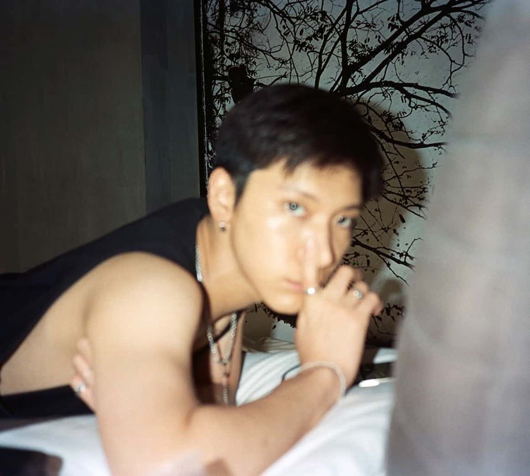 : Fujicolor 100A bit slow contrast and slight yellow cast on the skin tone. The red hue is less compared to other fuji films. #NCT카메라  #텐  #TEN  #TENTOGRAPHY  #WAYV