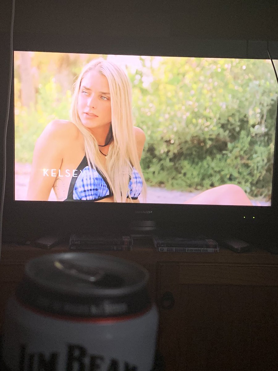 ChloeLWall's tweet photo. Spending my two days off binging Siesta Key, is there anything better? 🎉 @thekelseyowens @SiestaKey #mtvsiestakey https://t.co/BDPr43kIpP