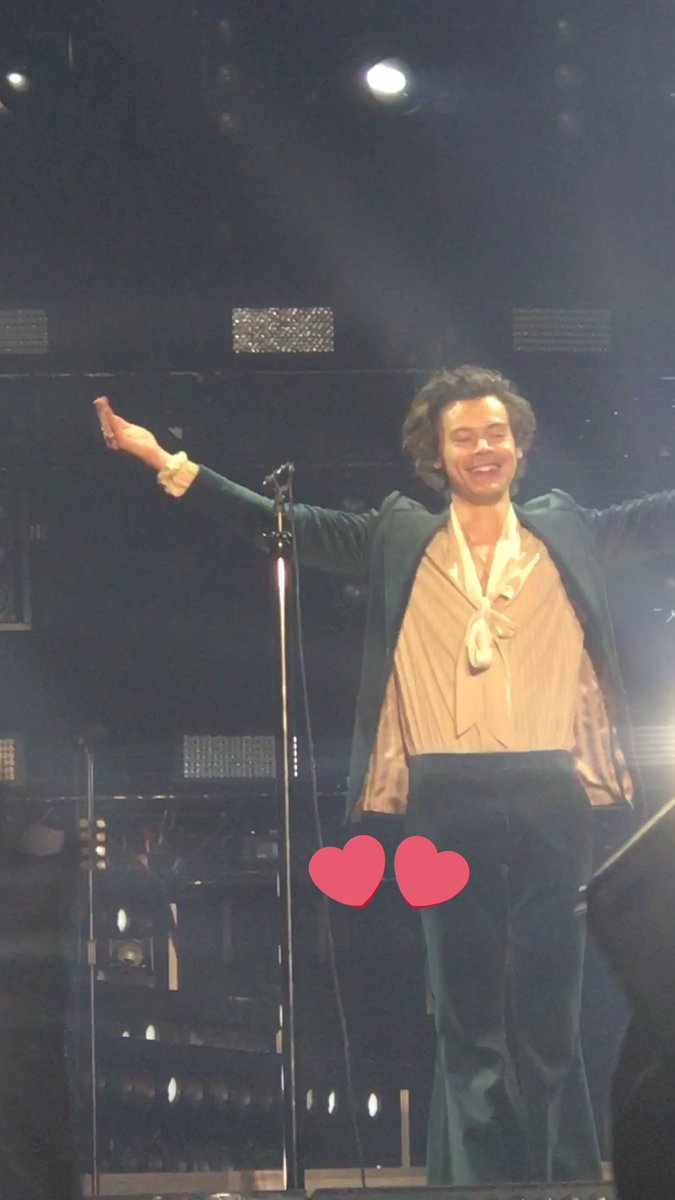 Dee1D1990's tweet photo. This was such a great night! A great vacation with my bestest @1D_Beards aka @braveryhs_lt aka best person ever! 7 months 1 week til Vegas show baby! #WatermelonPit #slotsanddrinks https://t.co/Emvftm1zNF
