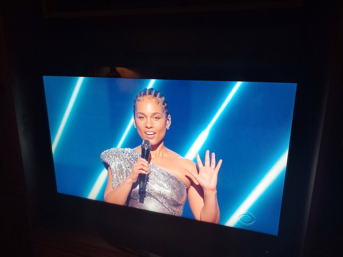 Jojoonair's tweet photo. Watching the #GRAMMYs #X1system #X1voiceremote #KobeBryant #Xfinity #ad https://t.co/p6UQj3hOTE