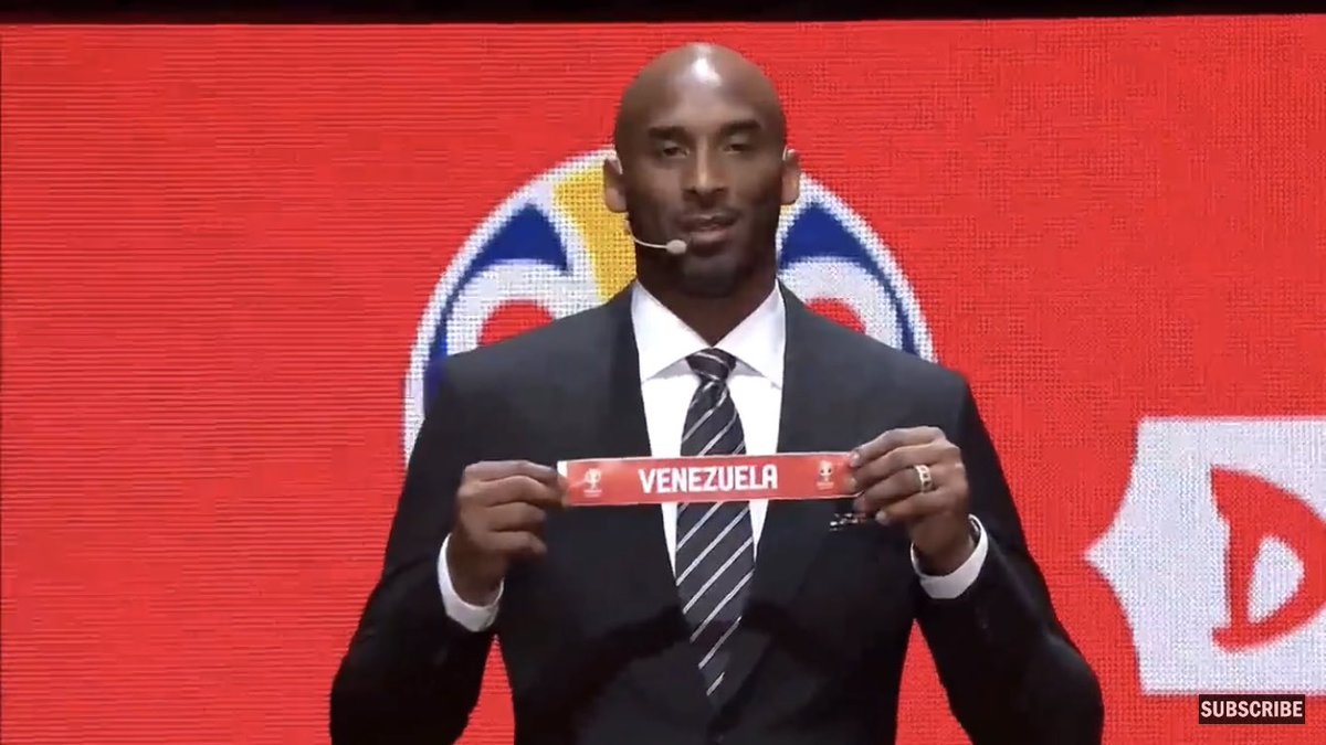 DanielAlvarezEE's tweet photo. Este es Kobe con el papel que tenía el nombre de Venezuela 🇻🇪 en el sorteo del Mundial de la FIBA de 2019. 

John Cox, primo de Kobe, nació en Caracas y ha jugado con la Vinotinto del baloncesto. 

Kobe tenía esa pequeña conexión con nuestro país. https://t.co/uUaT5pUHxo