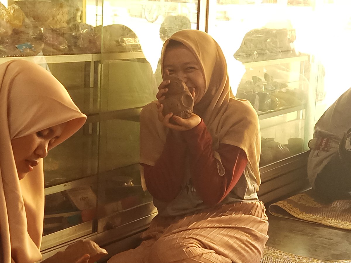 kunjungan study wisata oleh SMA NEGERI MAJALENGKA di desa wisata kasongan tepatnya di citra ceramic ( wisata-edukasi.com ) 
Siapa menyusul segera booking tempat via nomer WhatsApp : 
0822-3747-4964
#wisataedukasicom #wisatapendidikan #wisataedukasi