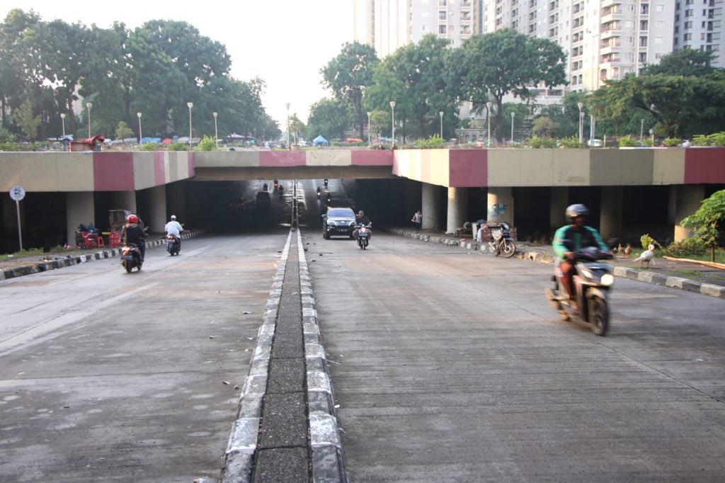 Alhamdulillah, semalam kira-kira pukul 22.30, proses pengeringan Underpass Kemayoran yang tergenang air sudah tuntas. Pasukan dari Pemprov DKI bekerja semalaman membersihkan, memastikan jalan sudah bisa digunakan kembali pagi ini.

facebook.com/18283837175315…