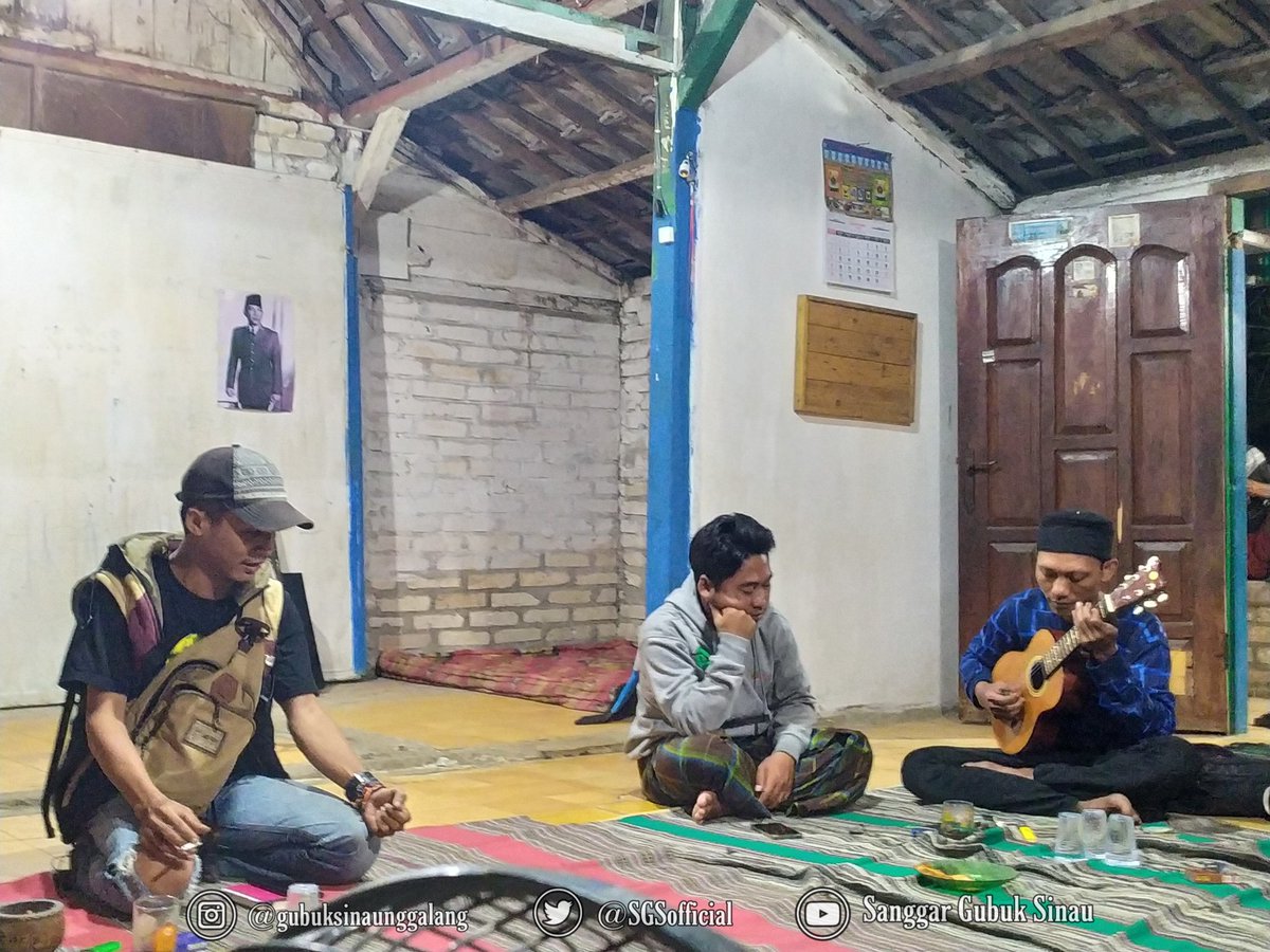 SGSOfficial_'s tweet photo. Kemudian mas gethuk dengan puisi karyanya semdiri, yang dibuat secara spontanitas pada malam itu juga. #diaryofsgs #sgdjan #maiyah #maiyahtuban https://t.co/e2mtJFQ1XZ