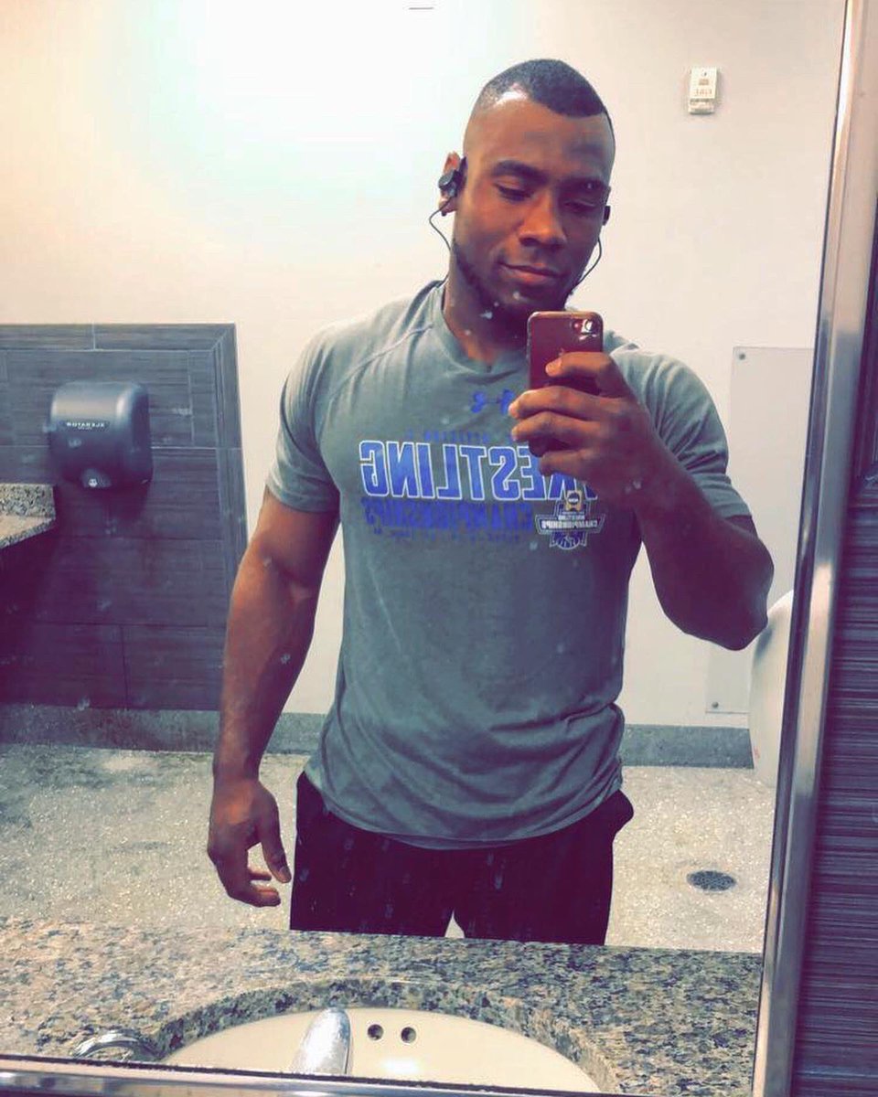 JohnsonFitness8's tweet photo. Over the last 6 months Ive been lifting for conditioning to the fullest whether it’s running, muscular endurance, or mental endurance! I’ve focused on being lean and mean, but here’s to aiming for a healthy 200lbs! 😤💪🏾 #lean #fitness #fitnessjourney #bodypositive #exercise #diet https://t.co/j6xfp934jZ
