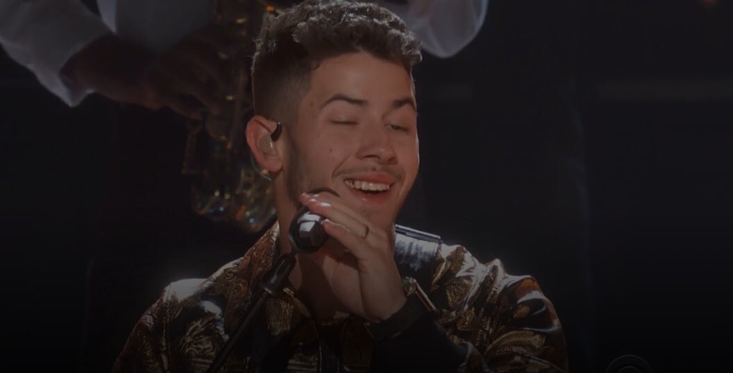 ReenaRachel's tweet photo. “What a man gotta do” to hear the truth before a big performance? Someone should have told Nick Jonas that there was something in his teeth before he hit the stage #grammys #GrammyAwards #GRAMMYAwards2020 https://t.co/NtSxJKF7Ja